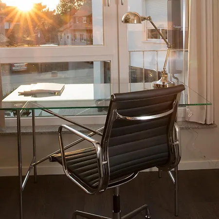 Logis First Class Business Suites 3* רנינגן