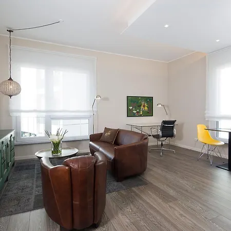 Logis First Class Business Suites מלון דירות 3*